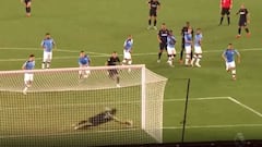 La gran atajada de Bravo en su regreso al arco de Manchester City