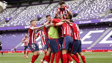 Los futbolistas del Atlético celebran el 1-2 de Luis Suárez.