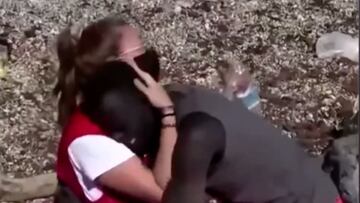 La tierna imagen de voluntaria de la Cruz Roja con un inmigrante