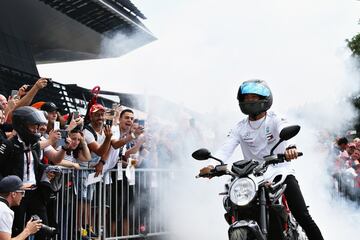 Hamilton llegando al circuito en moto. 