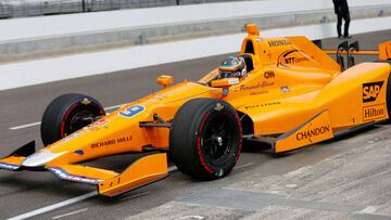 MIA38 - INDIANAPOLIS (INDIANA), 3/5/2017.- El piloto español Fernando Alonso participa en su monoplaza de la McLaren este, miércoles 3 de mayo de 2017, en sus primeras prácticas con el auto IndyCar en el circuito de Indianápolis, Indiana, EEUU. El bicampeón mundial de Fórmula 1 correrá las 500 millas el próximo 28 de mayo. EFE/STEVE C. MITCHELL