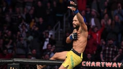 Deiveson Figueiredo celebra su victoria sobre Joseph Benavidez en el UFC Norfolk.