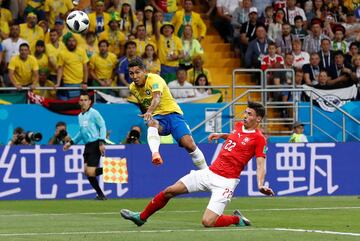 Roberto Firmino y Fabian Schar.