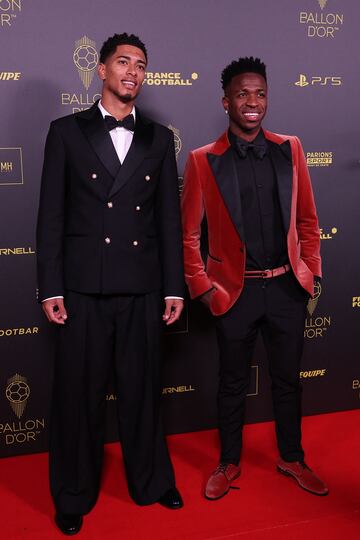 Bellingham y Vinicius Junior posando en la alfombra roja antes de la ceremonia de entrega del Balón de Oro.
