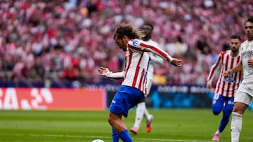 MADRID, 27/09/2025.- El delantero del Atlético de Madrid Antoine Griezmann anota el quinto gol durante el partido de LaLiga entre el Real Madrid y el Atlético de Madrid que se disputa en el estadio Riyadh Air Metropolitano este sábado. EFE/Borja Sánchez-Trillo