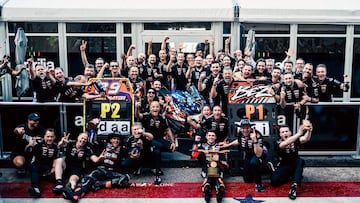 El equipo Aprilia al completo celebrando el doblete de Austin.