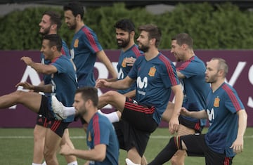 España entrena pensando en el partido contra Marruecos