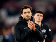 LONDON (United Kingdom), 14/03/2026.- Bernardo Silva of Manchester City greets their supporters after the English Premier League match of West Ham United against Manchester City, in London, Britain, 14 March 2026. (Reino Unido, Londres) EFE/EPA/TOLGA AKMEN EDITORIAL USE ONLY. No use with unauthorized audio, video, data, fixture lists, club/league logos, 'live' services or NFTs. Online in-match use limited to 120 images, no video emulation. No use in betting, games or single club/league/player publications.