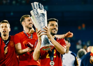 Entr車 en la pr車rroga ante Holanda como revulsivo y fue protagonista en la jugada del gol de Iniesta. Dej車 el Sevilla en 2013 para recalar en el Manchester City, donde estuvo 4 temporadas y gan車 una Premier y dos Copas de la Liga. En 2017 volvi車 al Sevilla, el equipo de su vida, y levant車 como capit芍n varios trofeos. Recientemente con la selecci車n ha levantado la Nations League completando una trilog赤a que le hace 迆nico en el mundo tras ser el 迆nico jugador en ganar Mundial, Eurocopa y Nations League.