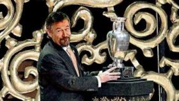 <b>EXPERIENCIA. </b>Madail, con la Eurocopa de 2004 celebrada en su país.