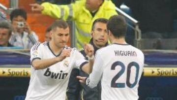 Benzema sustituye a Higua&iacute;n en el partido de Liga frente al Zaragoza.