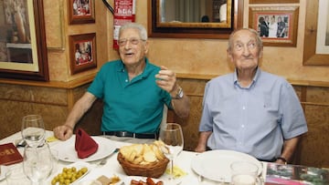 En Casa Juan. Sergio Nieto (91 a&ntilde;os, izqda.) y Luis Andaluz (86), ayer departiendo sobre su Madrid.
 