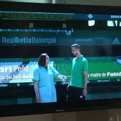 Fabián y su madre protagonizan la campaña de abonos del Betis