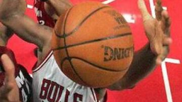 <b>POLÉMICA. </b>La nueva pelota se siente diferente a la vieja de piel actúa distinto.