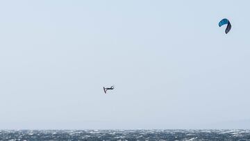 Un kitesurfista vuela alto en la playa de Valdevaqueros (Tarifa), C&aacute;diz, durante la celebraci&oacute;n del campeonato de Espa&ntilde;a de Big Air disputado el domingo 24 de septiembre, con vientos de m&aacute;s de 30 nudos. En la foto hay p&uacute;blico mirando desde la playa. 