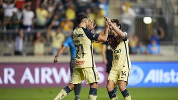 Jugadores del América festejan un gol