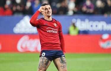 La guinda de este equipo con nombres de ciudad la pone el gran Chimy Ávila. Teniendo al 'Comandante' en ataque estamos seguros de que será un equipo con mucho gol. El argentino ha tenido sus más y sus menos con las lesiones durante los últimos años, unas lesiones que le han impedido dar todo lo que tiene, ya que llegaban siempre cuando mejor se encontraba. Tras un inicio en Argentina en Tiro Federal y San Lorenzo, llegó a España en 2017 de la mano del Huesca. Fue llegar y besar el santo. Chimy cayó de pie ayudando al equipo a ascender a Primera con siete goles. Al año siguiente, en la máxima categoría anotó diez, pero no sirvieron para lograr la salvación del equipo. Ya tenía cartel de Primera y Osasuna se hizo con su fichaje: otros nueve goles. En los últimos dos años ha luchado contra las lesiones y poco a poco va volviendo a ser el mismo en el equipo rojillo.