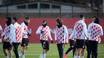 Los jugadores del Girona FC, durante el entrenamiento que realiza la plantilla rojiblanca en las instalaciones de la Girona Football Academy ayer.