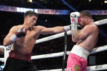 Dmitry Bivol le responde al Canelo: “Nunca hubo una oferta”