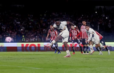 Chivas se adueña de C.U. y viene de atrás para vencer a Pumas