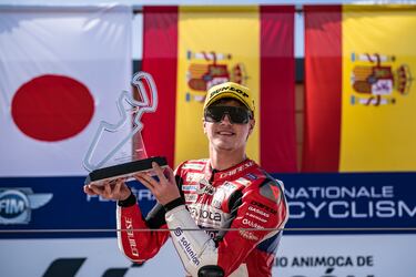 Campeón en Australia con dos carreras de antelación en su segundo año en el Mundial, y con cuatro victorias en las carreras disputadas en España. Así se las gasta Izan Guevara, la penúltima joya de la inagotable cantera española. Aspar tuvo que decidir entre él y su compañero García para subir a uno a Moto2 y apostó por el mallorquín, que luego el dio el título.