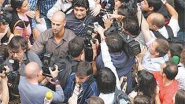 <b>SOBRAN LAS PALABRAS. </b>Esta fue la salida de Maradona del restaurante donde almorzó con Sacchi