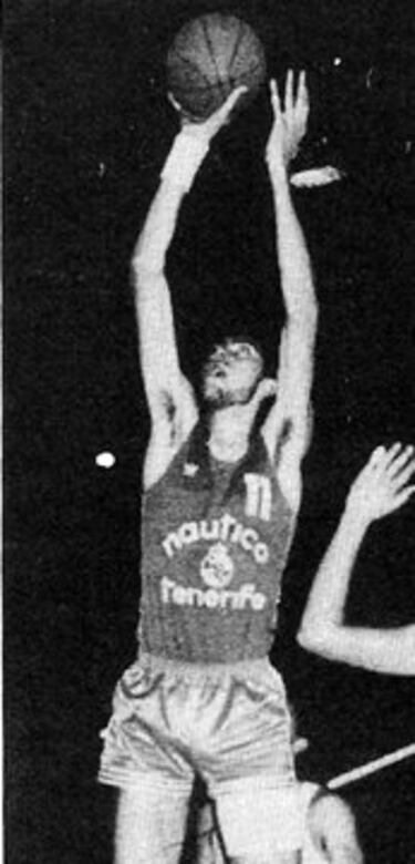 Con 16 años fichó por las categorías inferiores del Barcelona. Se convirtió en el jugador más alto del club hasta la llegada de Dueñas.