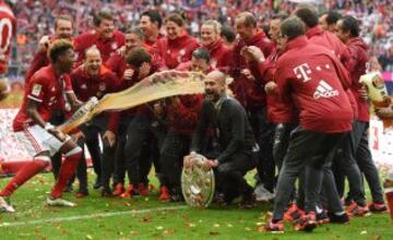 El Bayern homenajea a Guardiola tras ganar la Bundesliga