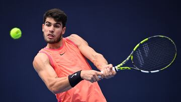 Carlos Alcaraz devuelve de rev¨¦s un golpe de Giovanni Mpetshi Perricard en el China Open.