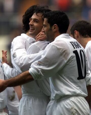 Fernando Morientes celebra su segundo gol con sus compa?eros Luis Figo y Aitor Karanka. En este partido Guti fue el capit¨¢n en ausencia de los dos capitanes: Fernando Hierro y Ra¨²l.