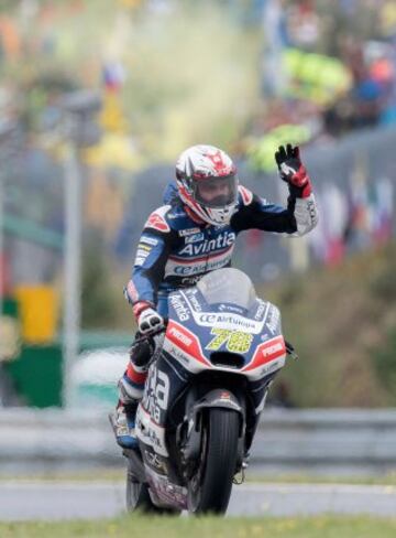 Loris Baz celebra su cuarto puesto.