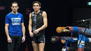 Armand Duplantis y Renaud Lavillenie, durante el All Star Perche en la Maison des Sports de Clermont-Ferrand.