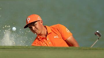 Rickie Fowler golpea la bola durante la jornada final del Hero World Challenge en Albany, Bahamas.