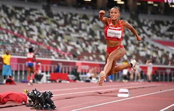 La gallega, de 25 años, se llevó el tercer puesto olímpico con 14,87, un nuevo récord de España por 14 centímetros