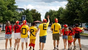 BERLÍN (ALEMANIA), 14/07/2024.- Aficionados españoles pasean este domingo, por Berlín (Alemania), previo a la final de la Eurocopa 2024 que se celebra esta noche entre las selecciones de España e Inglaterra. EFE/ J.J.Guillen