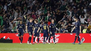 Los jugadores del Real Madrid Casemiro, Kroos, Modric, Marcelo, Ramos y Benzema, tras el primer gol del Betis.