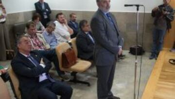 CORTA Y PEGA. Berdejo, entre Harry y Saiz, se echó las culpas.