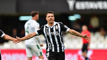 Chiki marcó desde el punto de penalti.