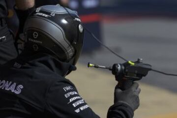 A Mercedes mechanic measures tyre temperature.