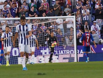 El portero Jordi Masip, durante un partido del Real Valladolid