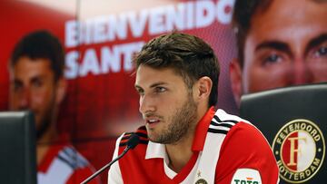 Santiago Giménez durante su presentación con el Feyenoord.