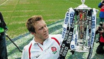 <b>EL TROFEO.</B> Jonny Wilkinson con la Copa que acredita a Inglaterra como ganadora del Seis Naciones.