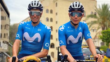 Enric Mas y Miguel Ángel López posan antes de una etapa en la Vuelta a España 2021.