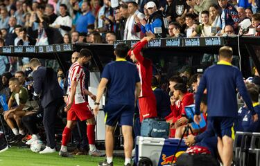 Pérdida absurda del central cerca de la zona de banquillos: intentó tirar un caño a Jutglà, no le sale y le agarra ligeramente para evitar la contra. Dos agarrones, dos amarillas y un problema gordo para el Atleti.
