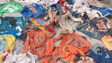 Las camisetas con barro que José Ponce ha podido rescatar de su trastero.