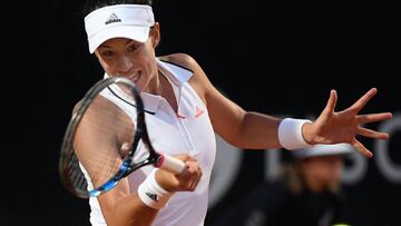Garbiñe Muguruza devuelve una bola ante Venus Williams durante los cuartos de final del Masters 1.000 de Roma.