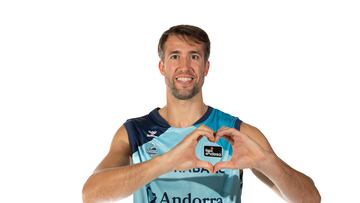 Nacho Llovet, capitán del MoraBanc Andorra, hace un corazón con las manos durante la sesión de fotos oficial de la Liga Endesa.