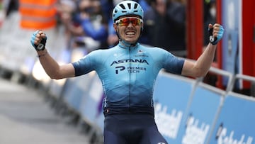 El corredor Alex Aranburu, del equipo Astana Premiertech, celebra su victoria en la segunda etapa de la Vuelta al Pa&iacute;s Vasco 2021 con final en Sestao.
