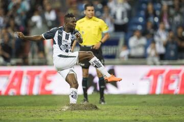 Aviles Hurtado en la tanda de penales ante Querétaro por la Copa MX. En la foto se aprecia el manchón penal levantado.