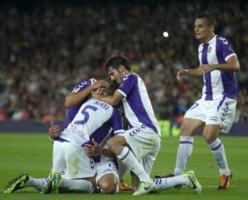 Barcelona-Valladolid. 0-1. Javi Guerra celebra con sus compañeros el primer gol.